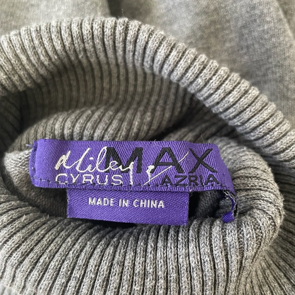 Gray Knit Turtleneck Short-Sleeve with Buttons. - Picture 2 of 4